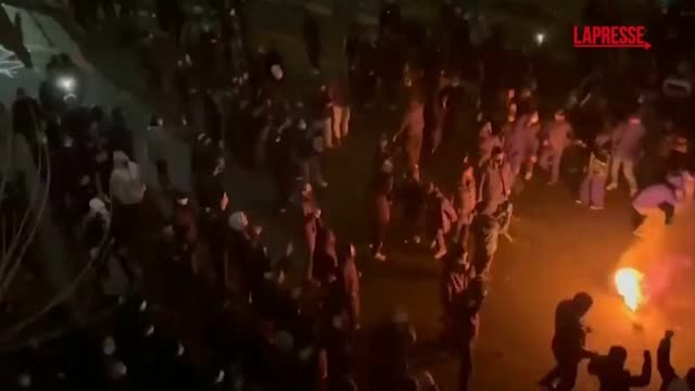 Iran, i manifestanti tornano in strada: la danza intorno a un falò a Teheran