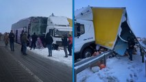 Kars’ta yolcu otobüsü, kamyona çarptı; 9 yaralı