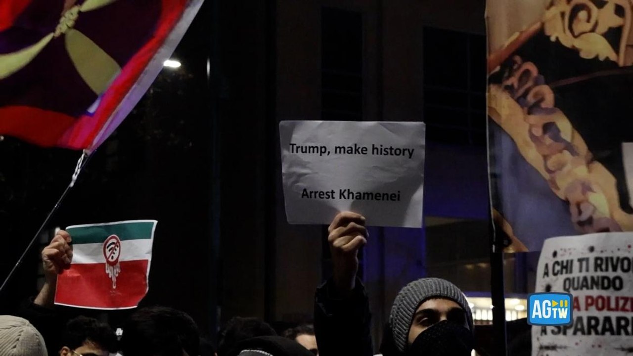 Milano, i cittadini iraniani protestano contro Khamenei davanti al consolato