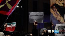 Milano, i cittadini iraniani protestano contro Khamenei davanti al consolato