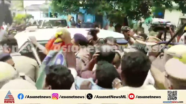 രാഹുലുമായി എത്തിയ വാഹനം മാവേലിക്കര ജയിലിന് മുന്നിൽ തടഞ്ഞ് DYFI പ്രവർത്തകർ