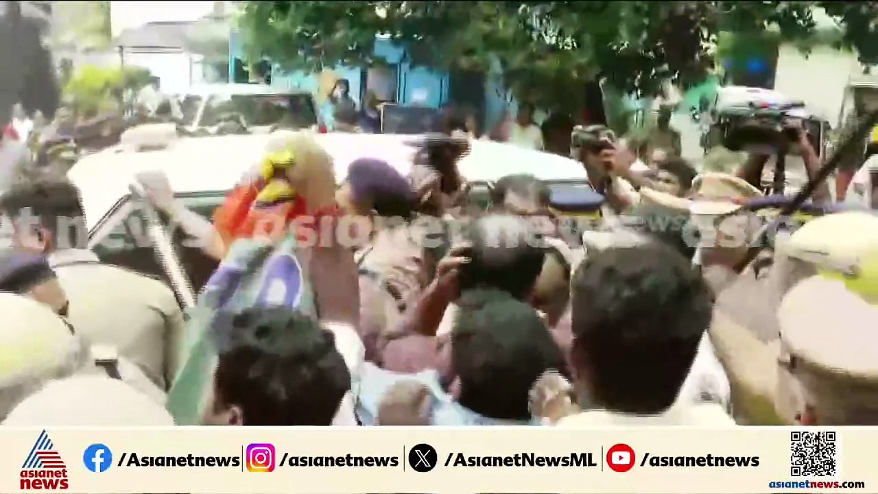 രാഹുലുമായി എത്തിയ വാഹനം മാവേലിക്കര ജയിലിന് മുന്...