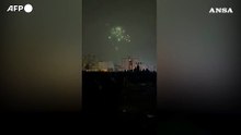 Teheran, manifestanti radunati in piazza Punak: fuochi d'artificio in cielo