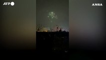 Teheran, manifestanti radunati in piazza Punak: fuochi d'artificio in cielo