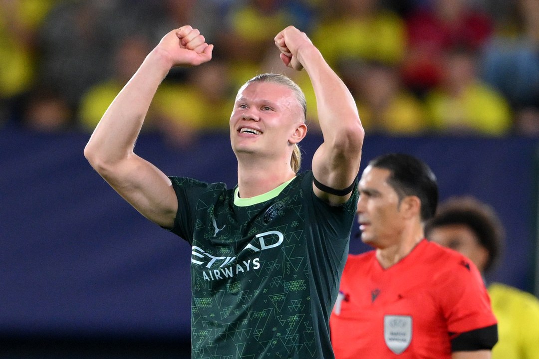Haaland mostra il trofeo di miglior giocatore della Norvegia per la sesta volta consecutiva