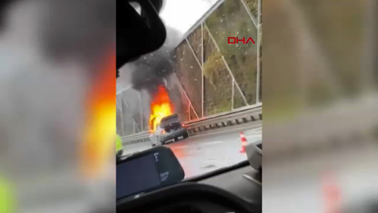 Fatih’te alev alev yanan otomobil demir yığınına döndü