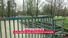 Cerradas las pasarelas del río Arga en el Club Natación