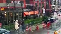 Beyoğlu'nda feci olay: Bir kadın devrilen tabelanın altında kaldı!