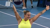 Aryna Sabalenka pose seule avec son trophée - Tennis - WTA - Brisbane