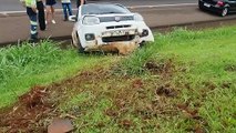Fiat Uno sai da pista na BR-277 e fica preso em canaleta em Cascavel