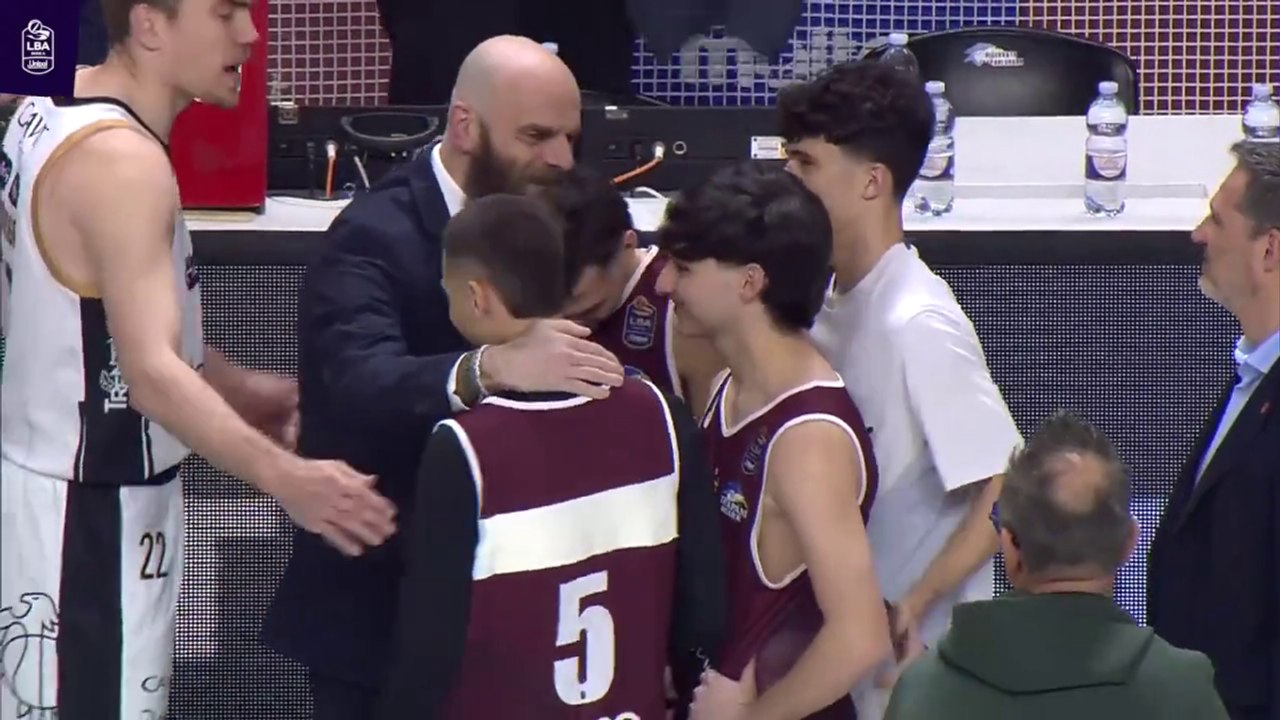 Basket, dopo la partita-farsa l’allenatore di Trento consola i giovani di Trapani. Applausi dagli spalti