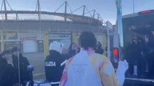 Torino, Moretti porta la fiamma olimpica di Milano Cortina (VIDEO)