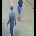Homem chuta gato na rua e mulher reage com cadeirada. Vídeo