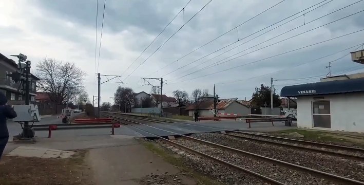 Ce piéton va avoir la chance de sa vie sur cette voie ferrée