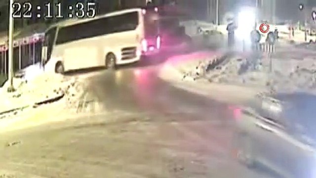 Elazığ'da facianın eşiğinden dönüldü: Otobüs devrilmekten son anda böyle kurtuldu