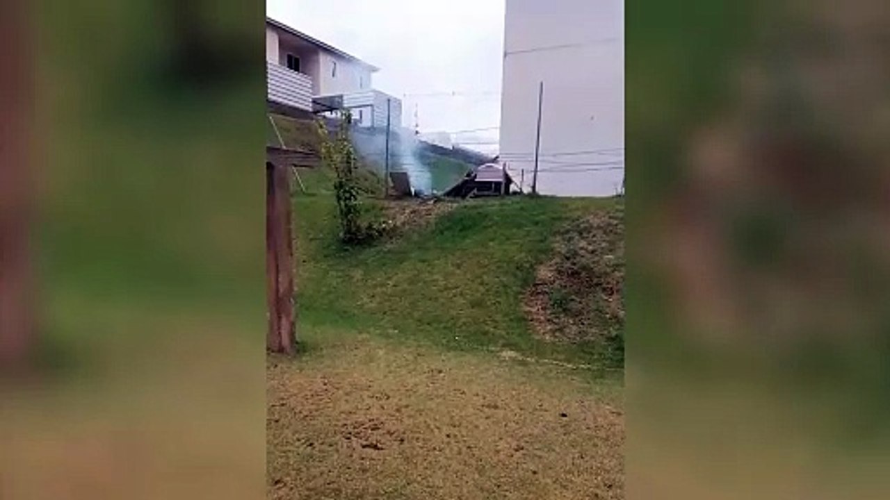 Muita fumaça: Incêndio em móveis velhos revolta...