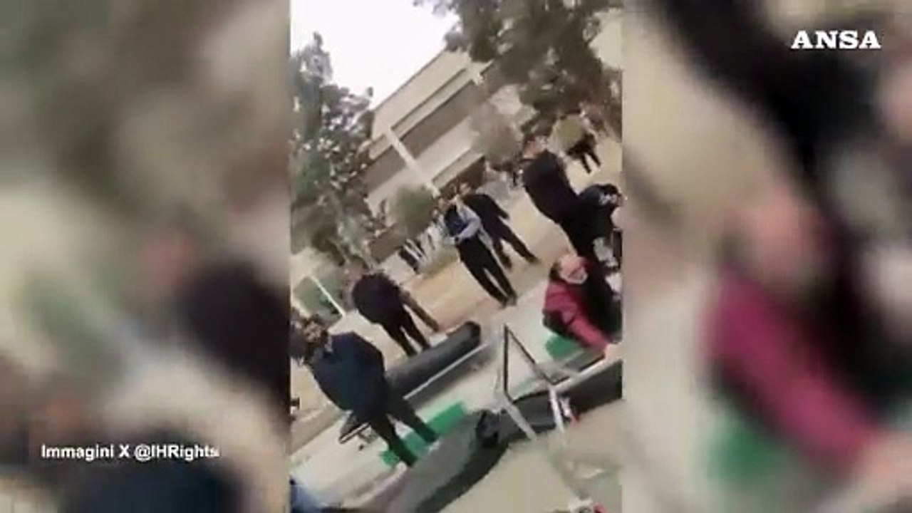 La repressione in Iran, cadaveri fuori dal Centro di diagnostica forense di Kahrizak