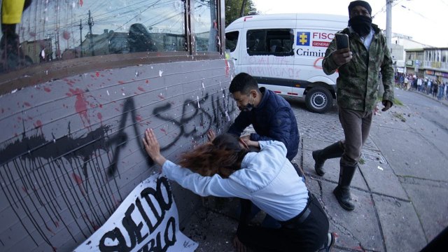 Esposa de Javier Ordoñez llega a poner flores al CAI mientras la protesta se intensifica