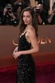 ¡Impresionante! Ana de Armas elige un sensual vestido de estética lencera y bordado con lentejuelas para desfilar por la alfombra roja de los Globos de Oro.