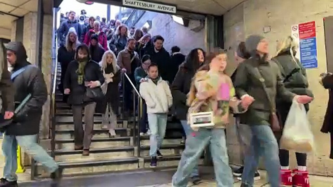Londoner steigen beim No Trousers Tube Ride 2026 zum Spaß ohne Hosen in die U-Bahn