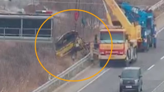 충남 당진 화물차 5m 아래 추락...도로 결빙 추정 / YTN