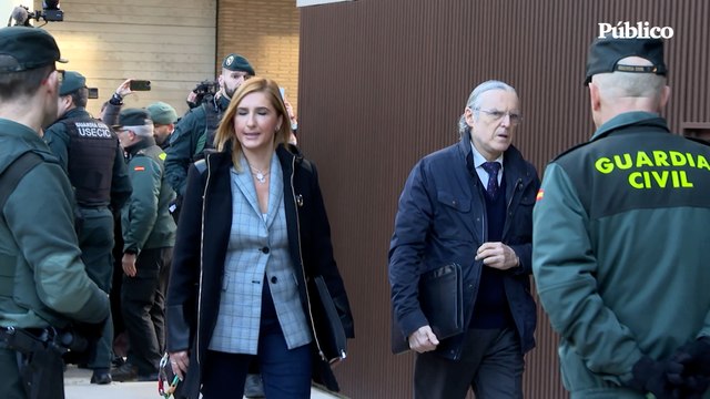Reciben a Pradas y Cuenca con gritos de asesinos n los juzgados de Catarroja
