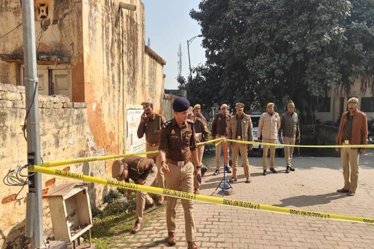 थाने में पत्नी की गोली मारकर हत्या, पुलिस देखते रह गई; प्रेमी संग भागी महिला की हत्या, दो पुलिसकर्मी सस्पेंड