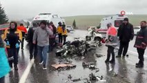 Otobüs otomobili kağıt gibi ezdi: 3 ölü, 1 yaralı