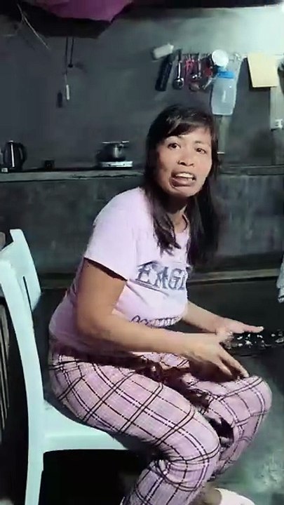 Tan-aw sa salida si Isaiah while gibantayan sa iyang lola Janet