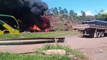 Ônibus Clandestino em Chamas Desce Desgovernado em Serra de Igarapé: Condutores Fugiram e Causa do Incêndio é Desconhecida