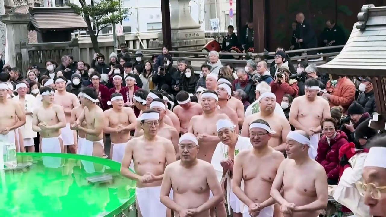 Tokio: 100 Gläubige trotzen eisigem Wasser bei Shinto-Ritual