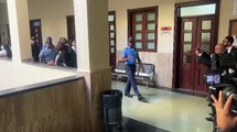 “¡Asesinos!”: gritos reciben a los hermanos Espaillat al ingresar a la sala de audiencia