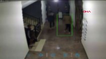 Apartmandan ayakkabı hırsızlığı kamerada