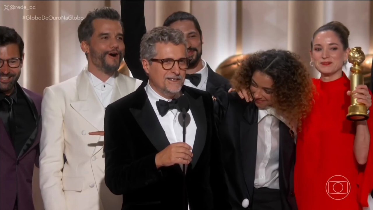 Momento em que "O Agente Secreto" vence Globo de Ouro de melhor filme internacional + discurso traduzido | TV Globo