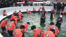 Χιλιάδες στο Φεστιβάλ Sancheoneo της Νότιας Κορέας για ψάρεμα πέστροφας στον πάγο