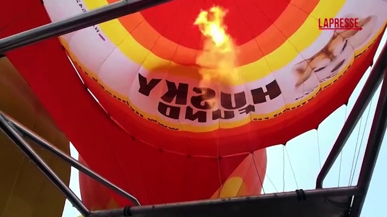 Mosca, la spettacolare gara delle mongolfiere tra neve e nuvole