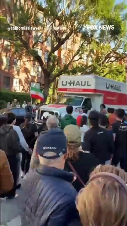 Découvrez les images terrifiantes d'un camion qui percute à vive allure des manifestants contre le régime iranien à Los Angeles