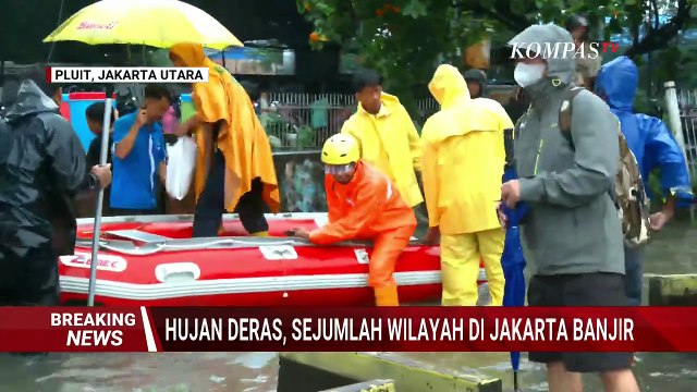 Banjir! Warga Angkut Motor dengan Gerobak hingga Pilih Jalan Kaki di Pluit Jakarta Utara