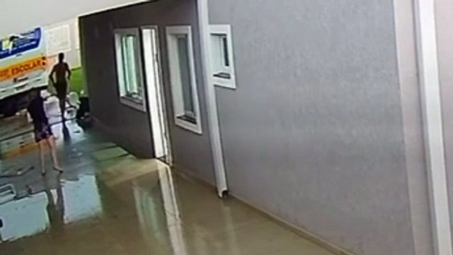 Câmera flagra momento em que cachorrinho é arrastado por tornado em São José dos Pinhais
