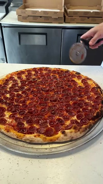 The perfect NY style pepperoni pizza 🤌🏻🗽