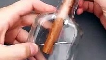 Essayez de sortir ce cigare de cette bouteille sans la casser