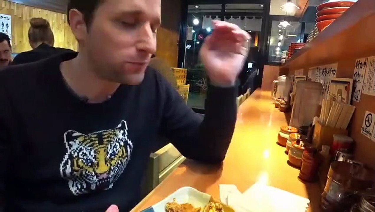 Il fait une entrée fracassante dans ce restaurant