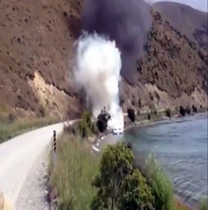 Eteindre un incendie sur un bateau en créant des vagues avec le sien