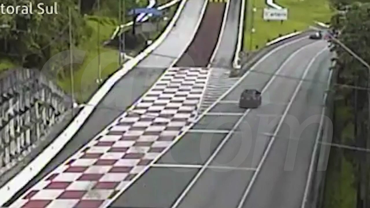 Caminhão sem freios usa área de escape na BR-376 em Guaratuba
