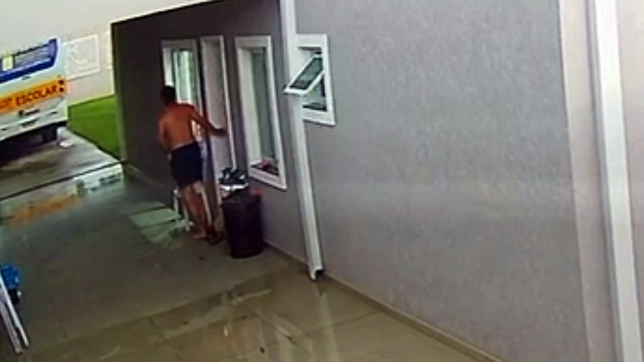 Cachorro é arrastado por tornado no Paraná
