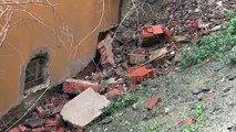 Eyüpsultan’da duvar çöktü, molozlar eve doldu