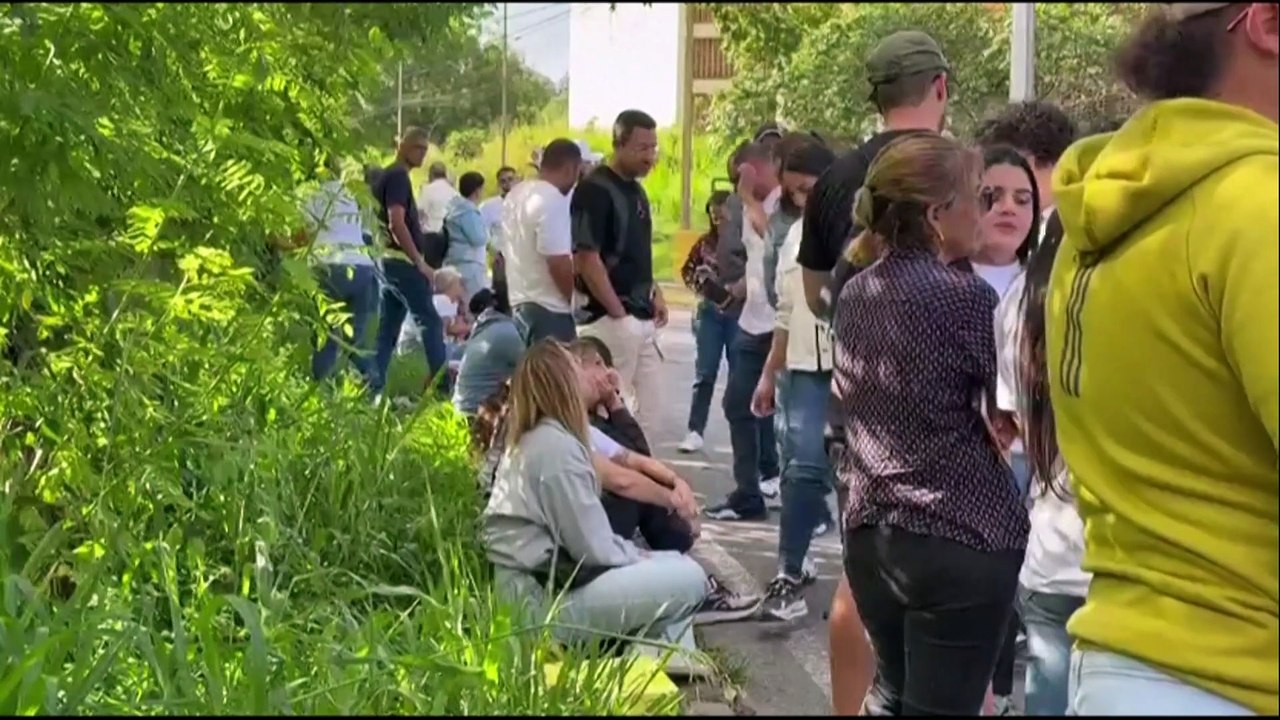 Venezolanos esperan la liberación de más presos políticos en medio de negociaciones