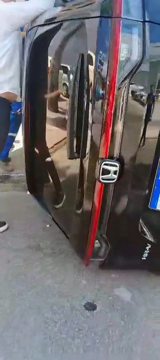 Batida entre carro e moto termina com capotamento e dois feridos em Cruz das Almas