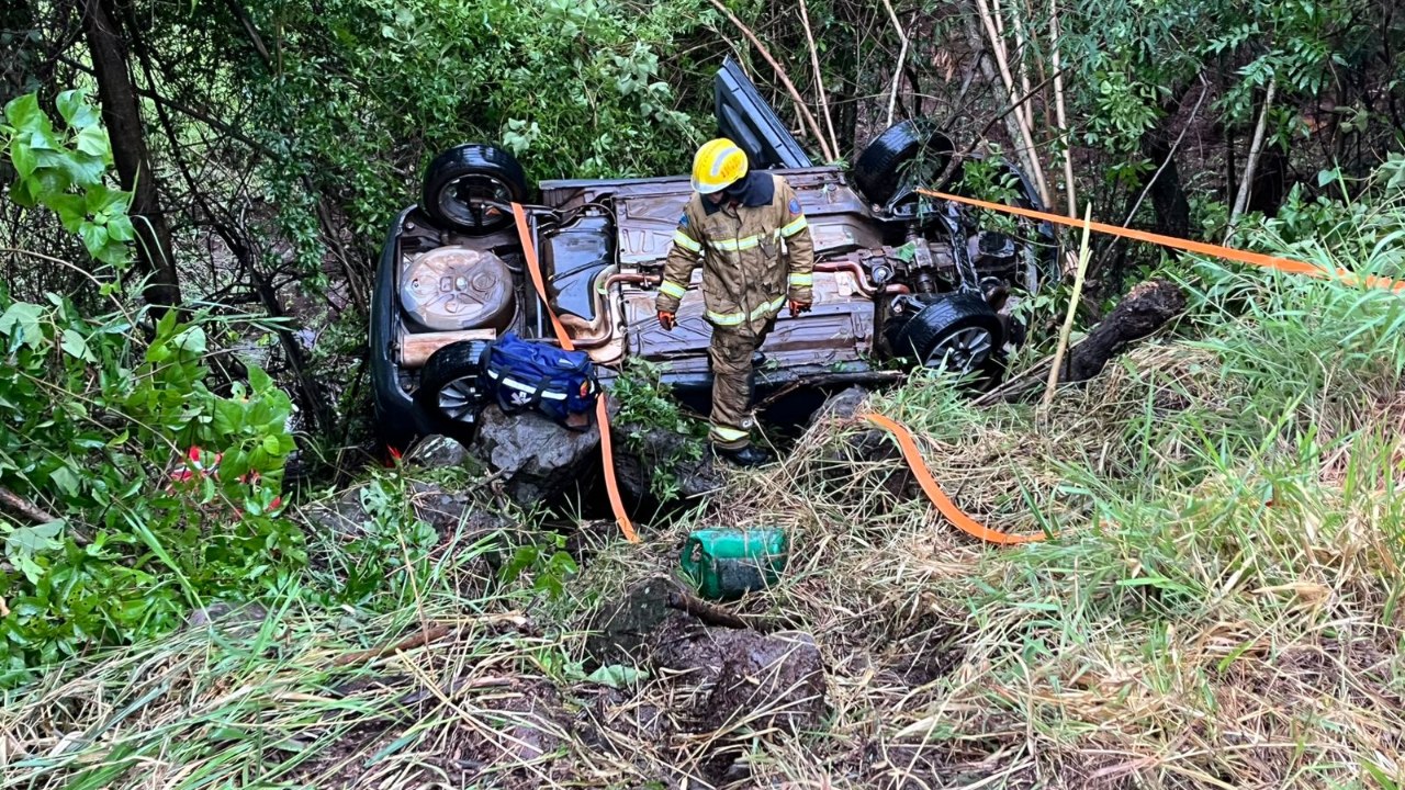 Carro cai em ribanceira na PR-170 e deixa quatro feridos; criança é um deles