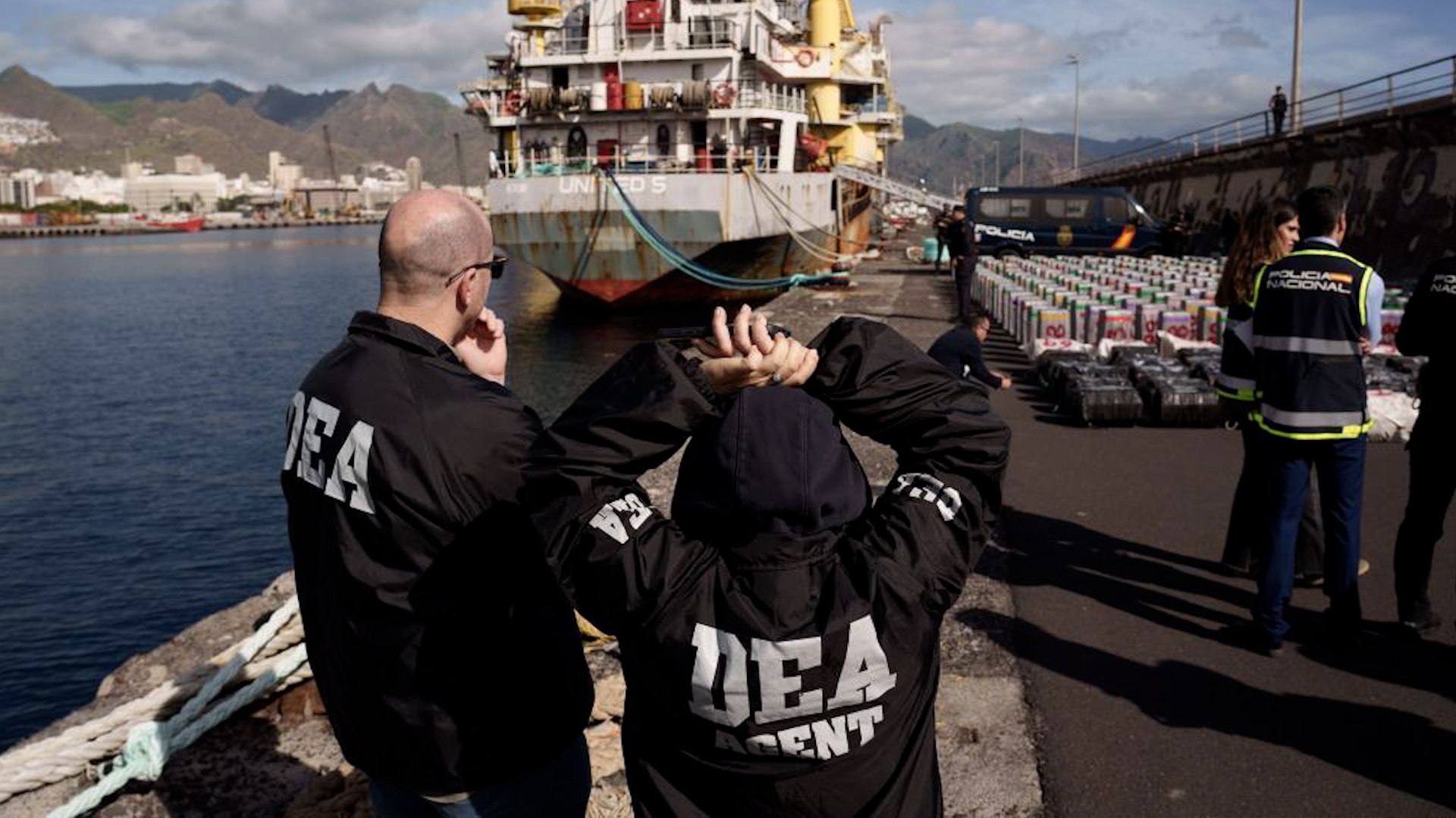 En una operaci�n sin precedentes que redefine la lucha contra las mafias internacionales, la Polic�a Nacional y la Armada Espa�ola han asestado un golpe demoledor al narcotr�fico. Un buque mercante, interceptado la semana pasada al oeste de Canarias, transportaba el cargamento m�s voluminoso de estupefacientes jam�s intervenido por las fuerzas de seguridad en aguas espa�olas. El barco, que navegaba desde Brasil con destino al continente europeo, escond�a una carga r�cord que ha dejado estupefactos a los investigadores.
La intervenci�n tuvo lugar a unos 535 kil�metros de las costas canarias, donde los agentes del Grupo Especial de Operaciones (GEO) realizaron un asalto de alta precisi�n en mitad del Oc�ano Atl�ntico. El nav�o apresado, denominado "United S" y de bandera camerunesa, ocultaba entre sus bodegas "concretamente 9.994 kilos en 294 fardos" de sustancia estupefaciente.
Para evitar ser detectados, los responsables del env�o hab�an camuflado la droga de forma ingeniosa, ya que los fardos estaban "ocultas en un cargamento de sal". Durante el abordaje, los efectivos del GEO lograron neutralizar a los trece tripulantes, de nacionalidades india y serbia, e intervinieron un arma de fuego que se encontraba a bordo de la embarcaci�n. Este alijo es considerado oficialmente como "el mayor realizado por la Polic�a Nacional en Espa�a en toda su historia en alta mar".
El �xito de esta misi�n no habr�a sido posible sin un despliegue de inteligencia global. En la planificaci�n y ejecuci�n han colaborado organismos de la talla de la DEA de Estados Unidos, la NCA de Reino Unido y la Polic�a Federal de Brasil, junto con centros de coordinaci�n europeos como el MAOC y el CITCO. Seg�n informaron este lunes autoridades como el subdelegado del Gobierno en Santa Cruz de Tenerife y mandos de la Brigada Central de Estupefacientes, esta captura es tambi�n "el mayor alijo de coca�na aprehendido hasta la fecha en el mar por las fuerzas de seguridad europeas: 9.994 kilos".
La investigaci�n que permiti� ubicar el carguero en la inmensidad del Atl�ntico fue "coordinada y dirigida por la Fiscal�a Especial Antidroga de la Audiencia Nacional y por el Juzgado Central de Instrucci�n N�mero 4". El foco de las pesquisas se centra ahora en una "organizaci�n multinacional dedicada, presuntamente, a la exportaci�n de ingentes cantidades de coca�na desde Sudam�rica hacia Europa". El buque se encuentra atracado desde la tarde de este domingo en el puerto de Santa Cruz de Tenerife para el pesaje oficial y la custodia de la mercanc�a.